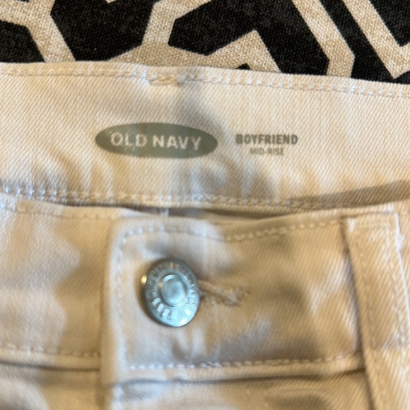 Old Navy mid-rise stretch denim shorts - Picture 3 of 3